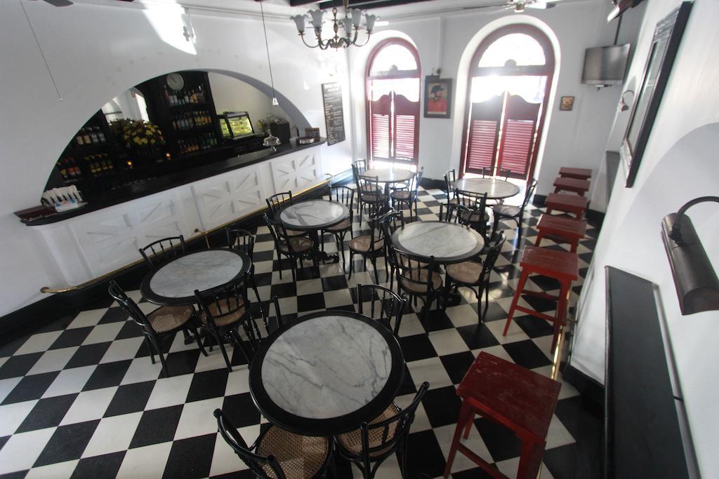 Royal Bar & Hotel Kandy Extérieur photo
