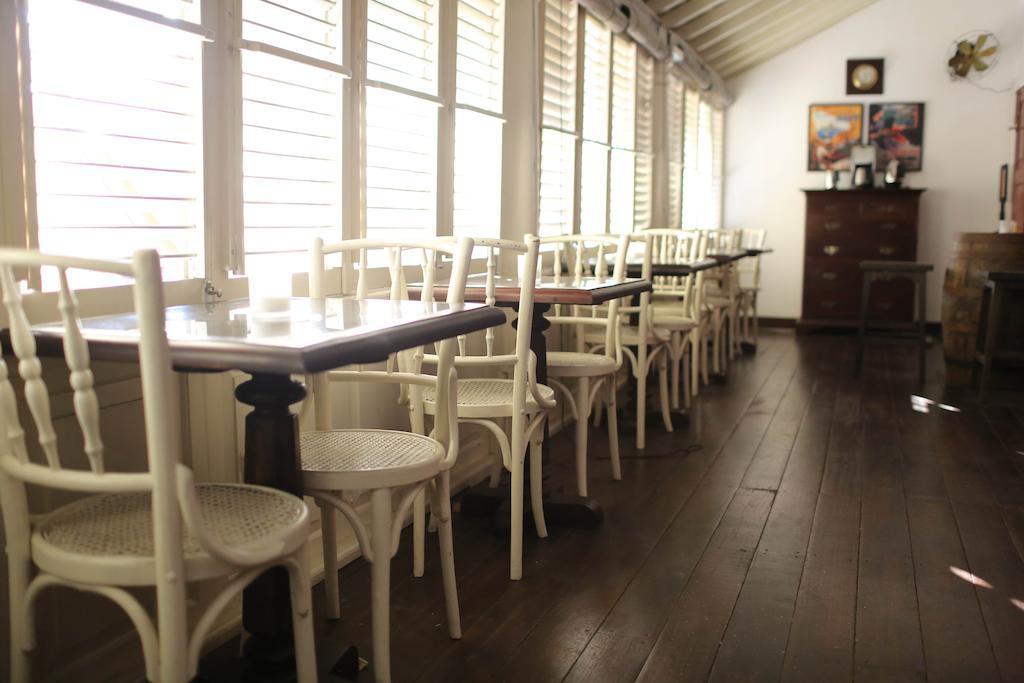 Royal Bar & Hotel Kandy Extérieur photo